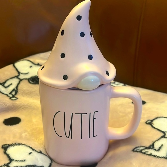 RAE DUNN ‘CUTIE’ LIDDED PALE PINK GNOME MUG NWOT - Picture 1 of 4